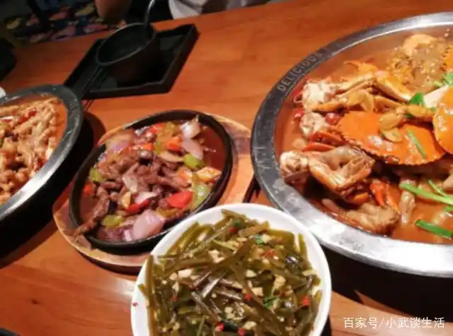 去黄子韬开的餐厅吃饭,连前菜看起来都很高档,结账时感觉赚到了