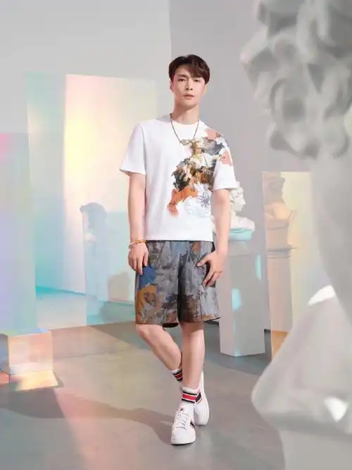 张艺兴fila代言人小白鞋白袜三