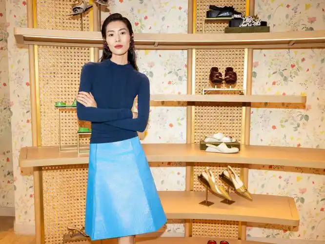 红秀现场#品牌代言人@刘雯亮相tory burch 2024秋冬新品预览,探索