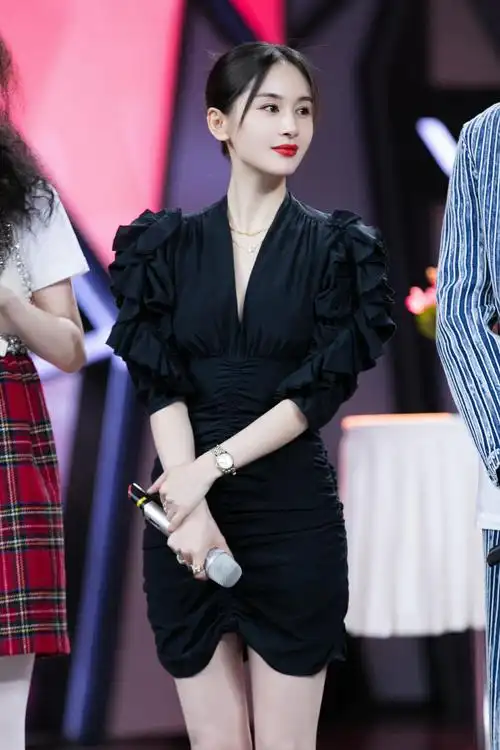 王子文气质开挂穿一件黑色连衣裙出席活动低调华丽美出新高度