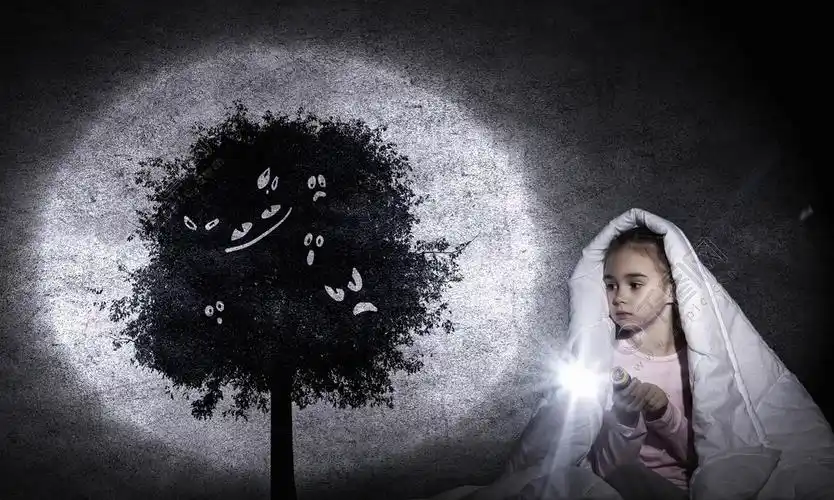 儿童的噩梦可爱的小女孩躺在床上用闪光灯的毯子下