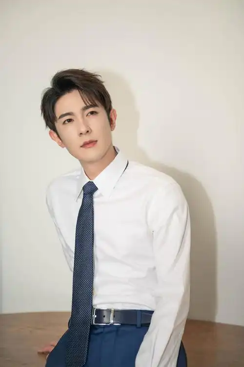 季肖冰帅气有型西装写真图片