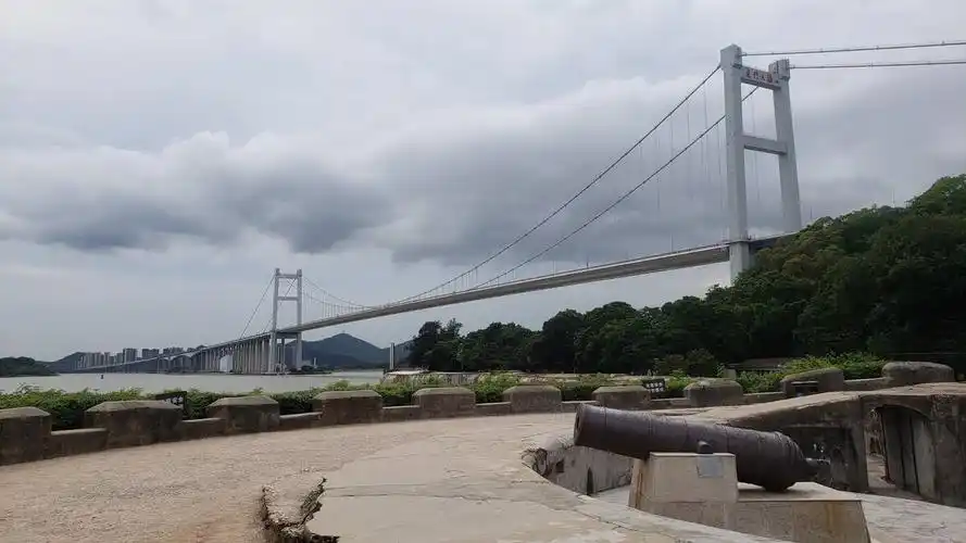 广东虎门大桥与威远炮台