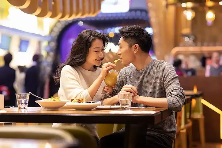 快乐的年轻情侣在餐厅约会