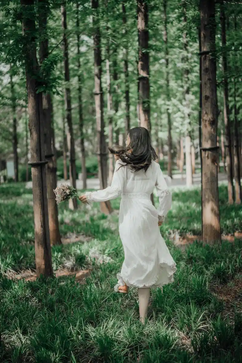 夏日森林人像,森系#分享一个摄影小技巧 #夏日拍照攻略 # - 抖音