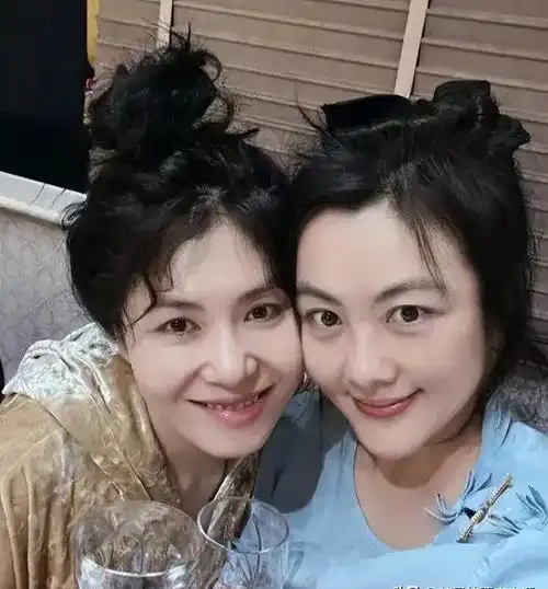 李健:丁克18年,44岁老婆正脸曝光,长相甜美状态似少女