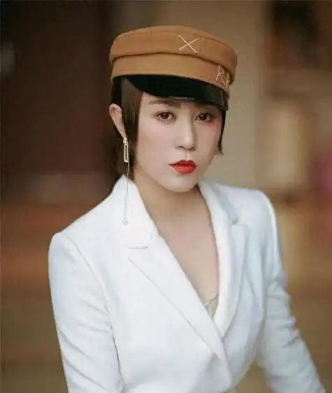 马丽,她是一位备受瞩目的演员和歌手,一个名字足以在娱乐界引起轰动.