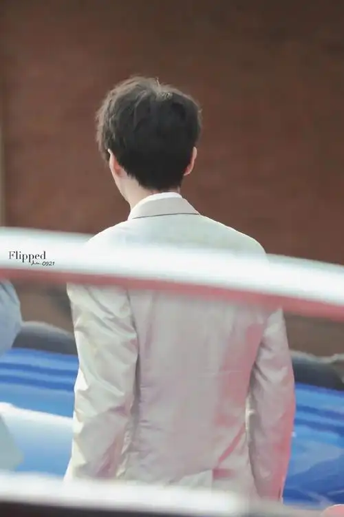 王俊凯超话#王俊凯灰色西装造型#背影依旧帅的心动!@tfboys-王俊凯