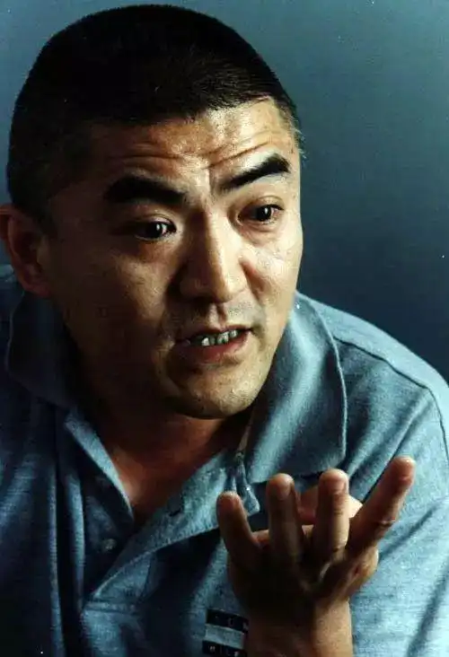 80年代男星演鬼片走红面相很凶却是宠妻狂魔今65岁已成老戏骨