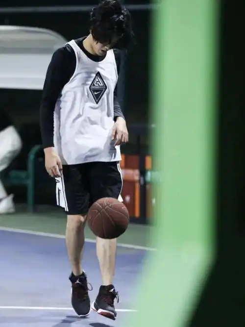 明星球鞋丨吴亦凡上脚平价款aj和vans,朱星杰上脚sacai x nike!