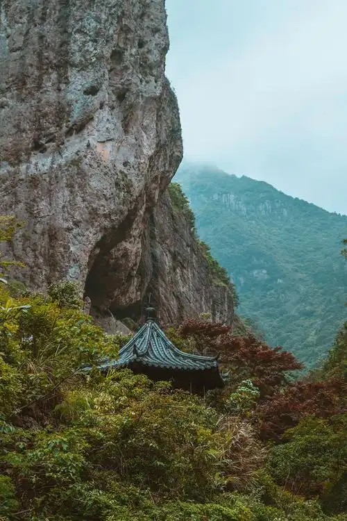 小龙女纵身一跃的断肠崖