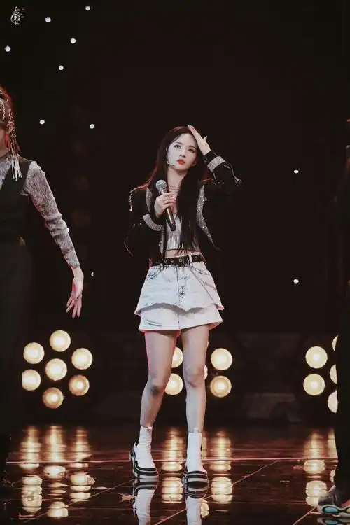 金曲青春 《燃》舞台@硬糖少女303-刘些宁