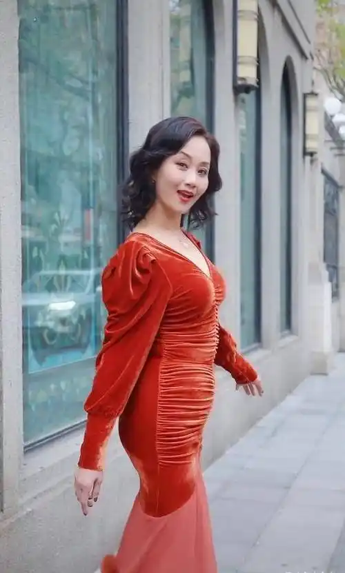 李颖小腹被嘲像有喜,名模出道专演富豪妈,家里墙却都起皮_工作_身材