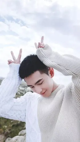 杨洋寸头造型实在是亮眼逆天颜值怎么搞怪都像清流穿西装也帅