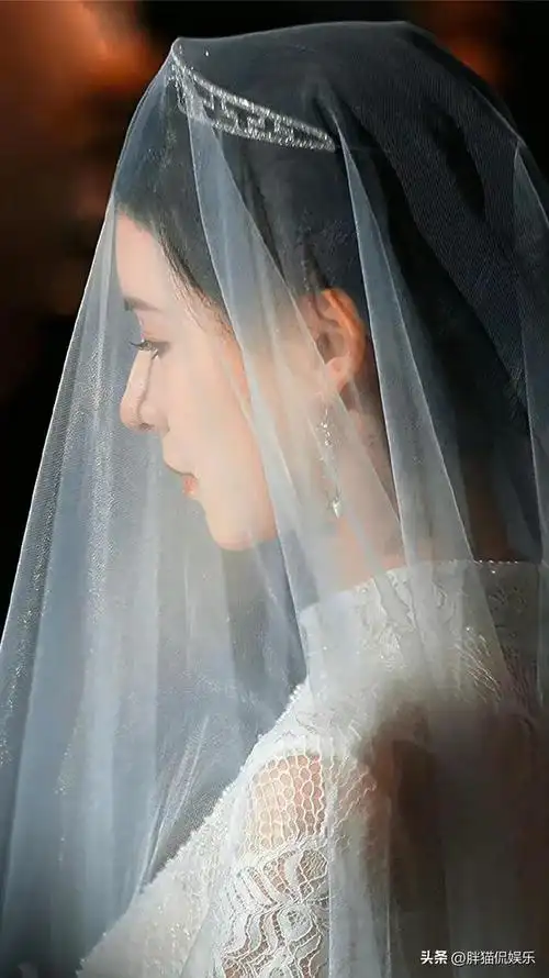 当张予曦穿上婚纱得那一刻美丽动人不愧是王思聪追求过的女生