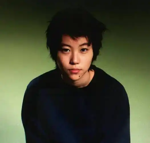 王菲女儿窦靖童罕出席活动,下巴纹身疑似被洗掉,模样和窦唯太像_周迅