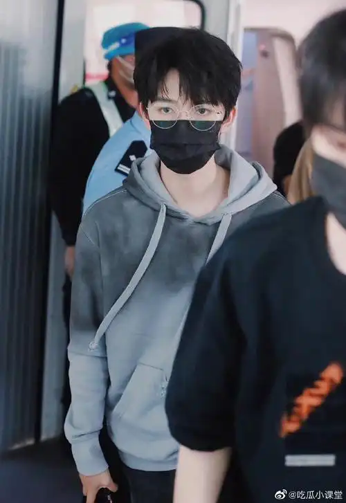 贺峻霖晕染卫衣造型