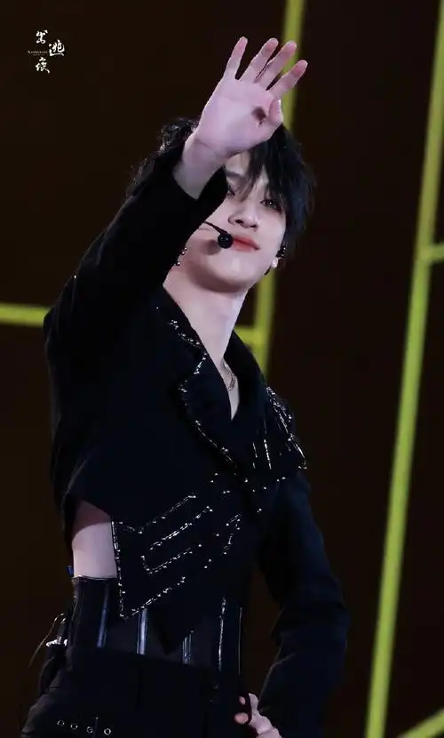 严浩翔楼间楼演唱会##严浩翔solo舞台露腰##严浩翔 极限挑战