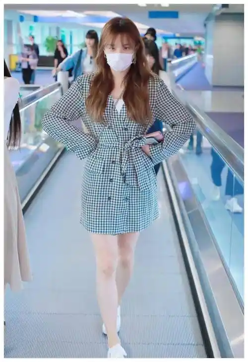 曾因粗腿被吐槽的宋雨琦,如今在机场上大方秀出来,是真的瘦了_裙子