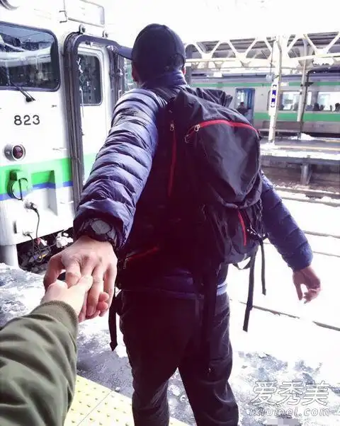 40岁何润东公开恋情晒与女友甜蜜牵手照图