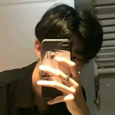 由美头网整理发布,男生头像频道提供更多与气质,高冷,男神相关的头像