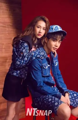 李茂弦子合体拍写真大片 亲密搂肩背后抱