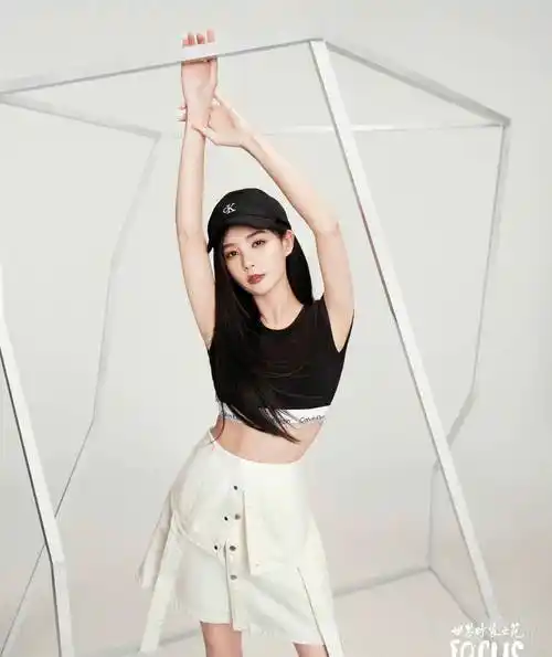 紧致性感的马甲线展现了李一桐在健身方面的成就.