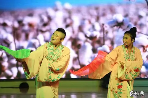 谢小宝夫妇演唱二人转《西厢记》.东北网记者 王忠岩 摄