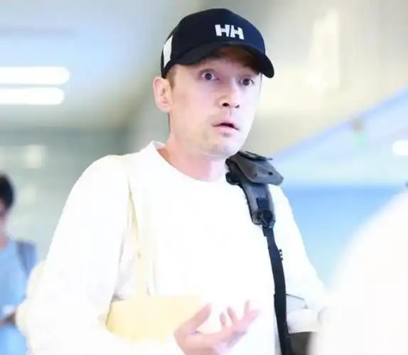 胡歌婚后现状揭秘,面色苍白,消瘦到裤管空荡,网友:眼里没光了