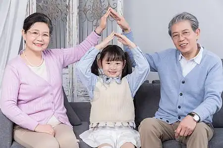 守护军旗爷爷奶奶爱护孙女背景