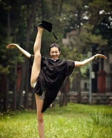 恶搞劈腿卖萌 另类毕业照网络疯传(图)