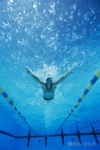 在游泳池中游泳的人照片-正版商用图片0a5iuk-摄图新视界