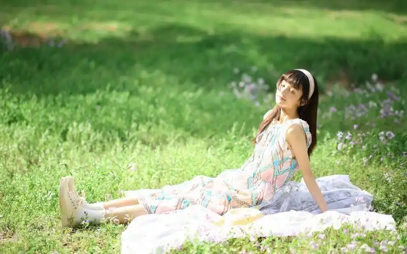 草地上的花裙子甜美女孩图片-美女壁纸-高清美女图片-第3图-娟娟壁纸