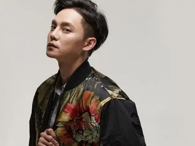 当长发飘飘的尹正板寸示人网友这个跨度很完美