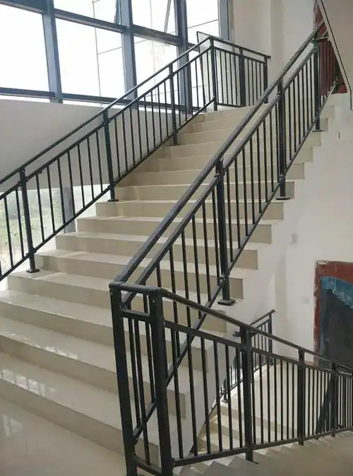 楼梯护栏是指安装在住宅,学校,办公楼等处楼道一侧的护栏,用于楼梯