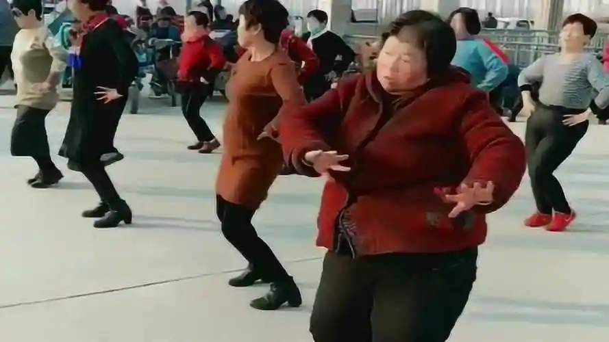大妈第一次来跳广场舞就能独领风骚这舞姿也是没谁了