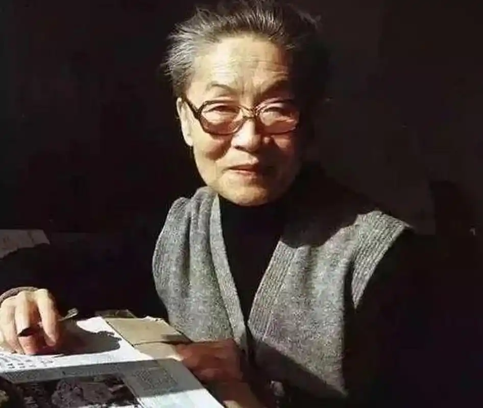 1966年杨绛先生的头发被一女孩剪成了"阴阳头",很多人都觉得她是不是