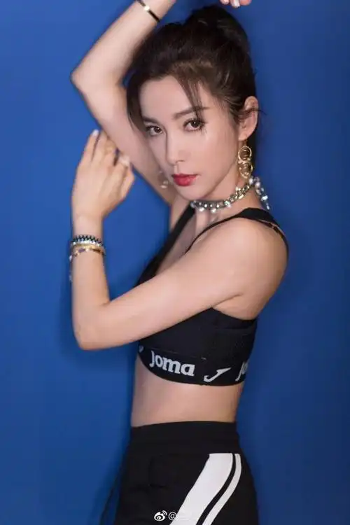 李冰冰运动风写真眼神坚毅小背心露蛮腰尽显女性力量美