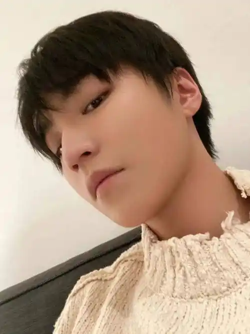 王俊凯更新自拍搞怪表情和小时候如出一辙还被粉丝p成表情包