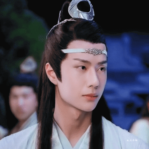 有没有跟我一样觉得蓝忘机的喉结真的很性感的