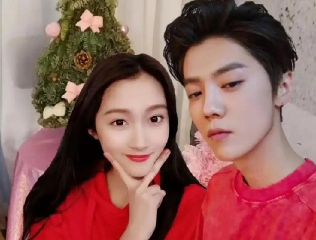 鹿晗关晓彤私密账号被扒,两人甜蜜互动秀恩爱,小鹿超宠溺女友.