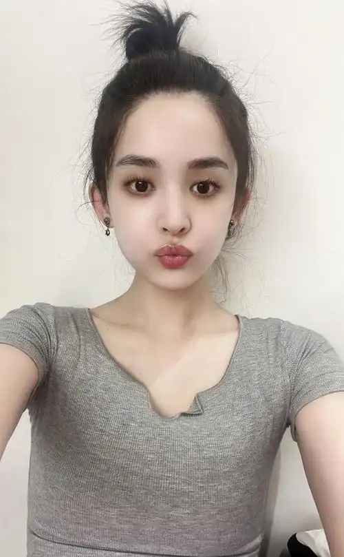 随后娜扎工作室也转发:"室妹赶来分享一份素颜美娜,今天依旧是好好运