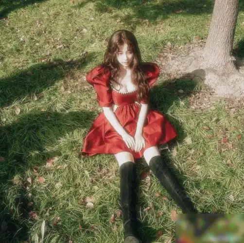 虞书欣瘦身后越穿越大胆低领露腰红裙太美艳身材却十分抢眼