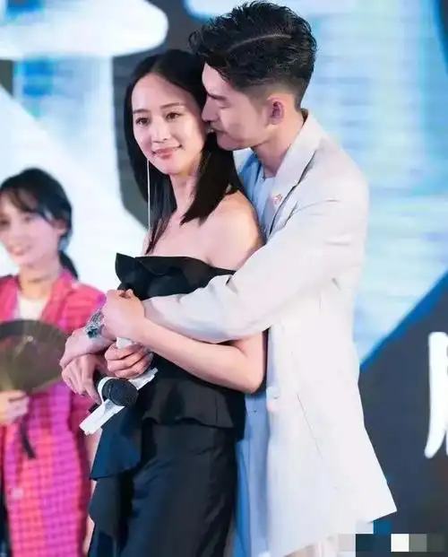 张翰张钧甯同台张翰一把将张钧甯抱在怀里女主吓的不敢讲话
