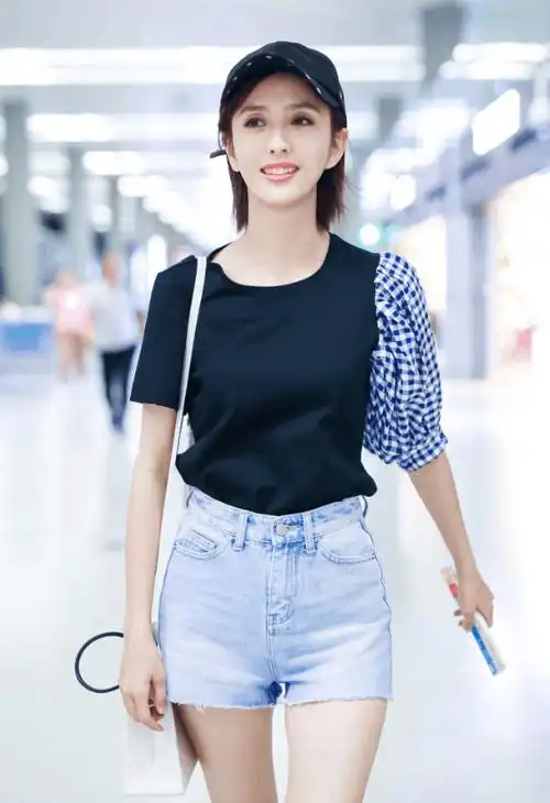 佟丽娅穿袖上衣配短裤, 秀细美腿变潮气