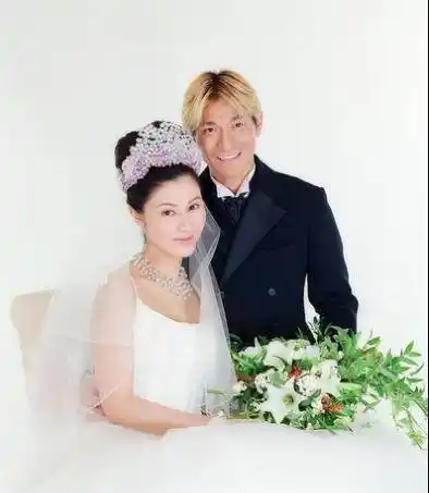 怪不得刘德华不愿意晒自己老婆,看到结婚照后,这谁敢晒啊!