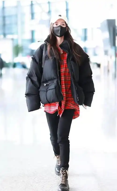 angelababy廓形黑色面包棉服叠穿红色格子衬衫配紧腿裤,休闲靓丽