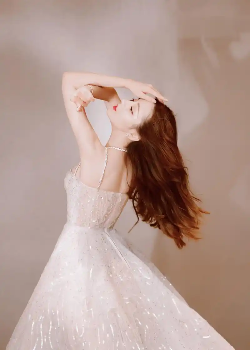 迪丽热巴精选:唯美纱裙优雅迷人