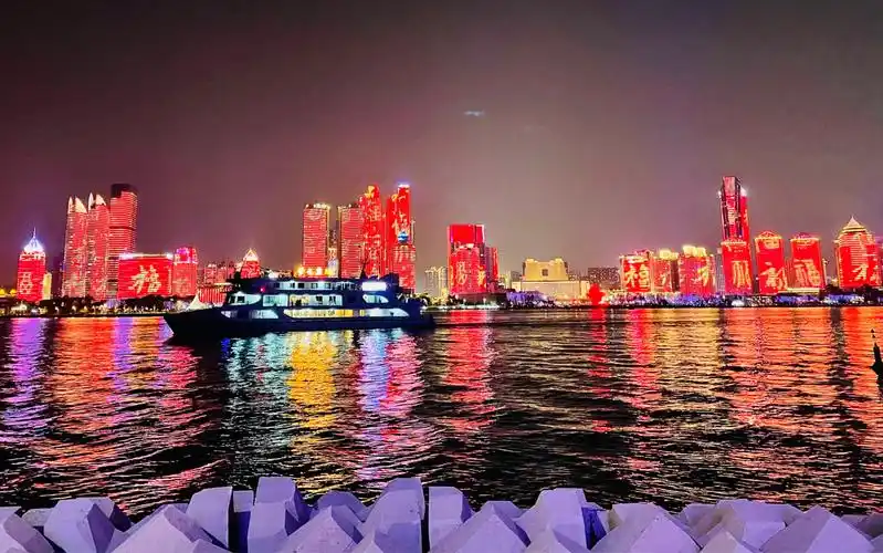 在青岛情人坝看灯光秀是种什么体验解锁新年限定版灯光秀支持杜比视界