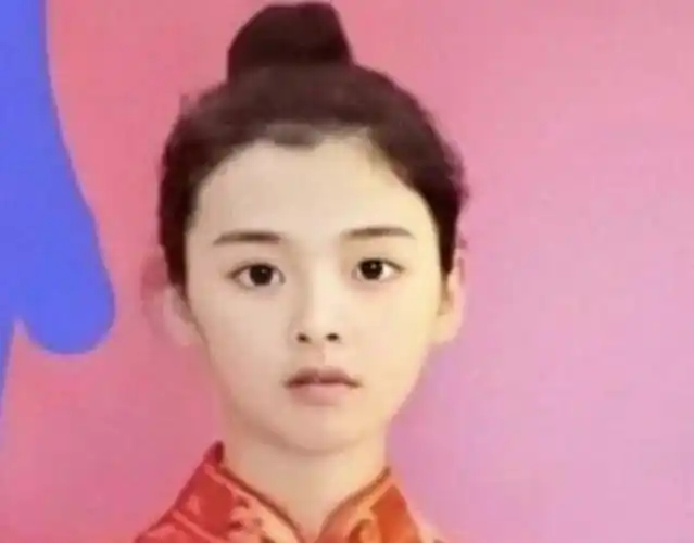 杨超越这脸绝了,早年打工照曝光,纯素颜却仍是礼仪小姐中最美的